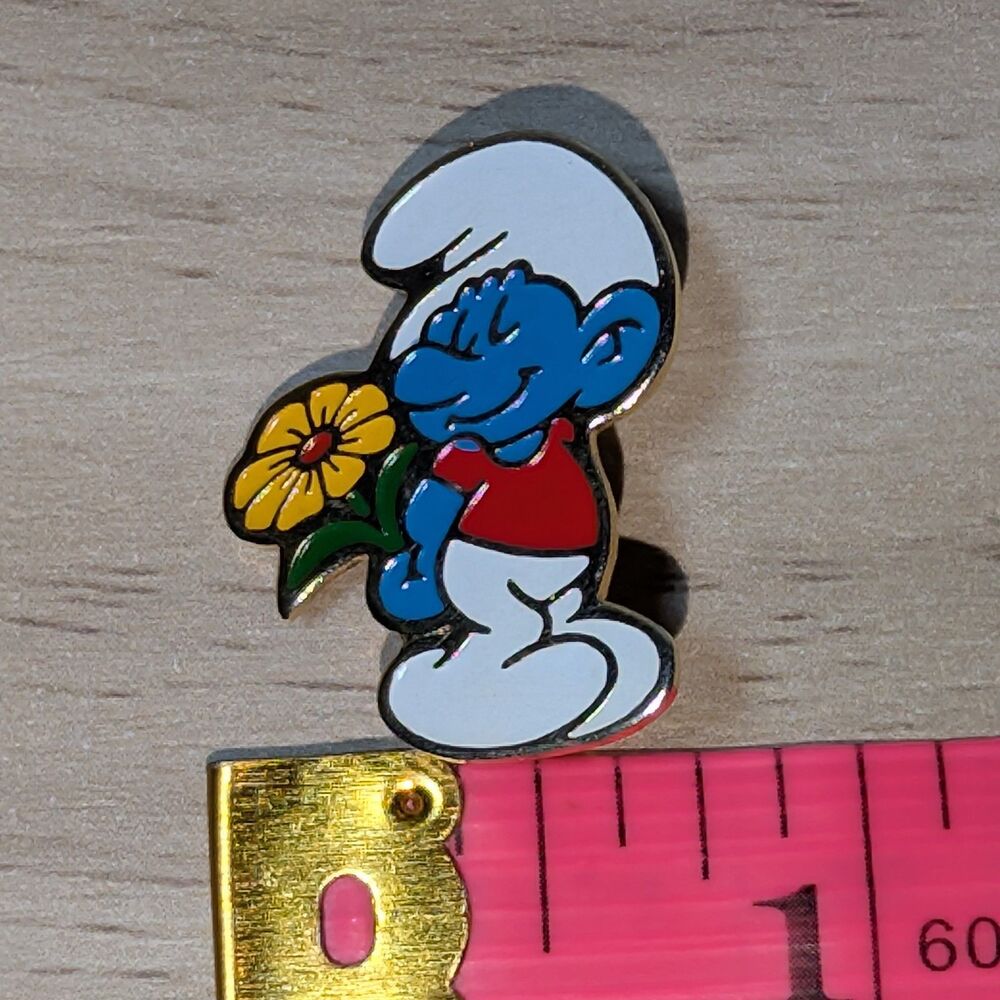Vintage Smurf Holding Yellow Flower Enamel Lapel Pin © Peyo Licensed